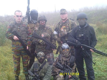 Debout : Black Wolf, Storm Wolf, Little Wolf, Wolfsburg, Wolfkami.  A genoux : Baby Wolf et Wolf Soul